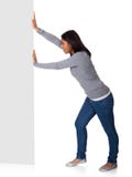 Giovane donna che spinge il cartello immagine stock Giovane donna che spinge il cartello immagine stock