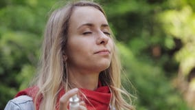 Giovane donna che usando condizione dello spruzzo della gola sui precedenti del parco Concetto igienico sanitario video d archivio Giovane donna che usando condizione dello spruzzo della gola sui precedenti del parco Concetto igienico sanitario video d archivio