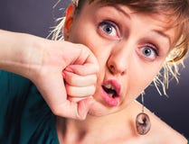 Giovane donna che è perforata fotografie stock Giovane donna che è perforata fotografie stock