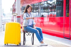 Giovane donna con bagagli sull'attesa del binario del treno fotografia stock libera da diritti Giovane donna con bagagli sull'attesa del binario del treno fotografia stock libera da diritti