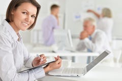 Giovane donna con funzionamento di emicrania Immagini Stock Libere da Diritti Giovane donna con funzionamento di emicrania Immagini Stock Libere da Diritti