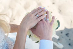 Giovane donna con il mazzo dei fiori sulla spiaggia fotografia stock libera da diritti Giovane donna con il mazzo dei fiori sulla spiaggia fotografia stock libera da diritti