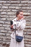 Giovane donna con un telefono immagini stock Giovane donna con un telefono immagini stock