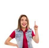 Giovane donna contenta che ha idea immagine stock libera da diritti Giovane donna contenta che ha idea immagine stock libera da diritti