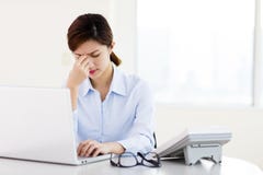 Giovane donna di affari con gli occhi stanchi e l'emicrania immagini stock libere da diritti Giovane donna di affari con gli occhi stanchi e l'emicrania immagini stock libere da diritti