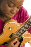Giovane donna di colore ispanica che gioca chitarra elettrica immagini stock libere da diritti Giovane donna di colore ispanica che gioca chitarra elettrica immagini stock libere da diritti