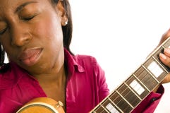 Giovane donna di colore ispanica che gioca chitarra elettrica fotografia stock libera da diritti Giovane donna di colore ispanica che gioca chitarra elettrica fotografia stock libera da diritti