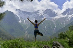 Giovane donna di sport che fa yoga sull'erba verde di estate immagini stock libere da diritti Giovane donna di sport che fa yoga sull'erba verde di estate immagini stock libere da diritti