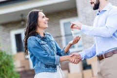 giovane donna felice che compra nuova casa e che prende le chiavi fotografia stock libera da diritti giovane donna felice che compra nuova casa e che prende le chiavi fotografia stock libera da diritti