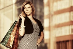 Giovane donna felice di modo con i sacchetti della spesa al centro commerciale immagine stock Giovane donna felice di modo con i sacchetti della spesa al centro commerciale immagine stock