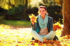 Giovane donna graziosa che si rilassa nel parco di autunno Immagine Stock Giovane donna graziosa che si rilassa nel parco di autunno Immagine Stock