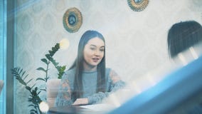 Giovane donna graziosa che si siede in un caff? Un colpo piacevole e caldo di una ragazza caucasica in abbigliamento casuale attr video d archivio Giovane donna graziosa che si siede in un caff? Un colpo piacevole e caldo di una ragazza caucasica in abbigliamento casuale attr video d archivio