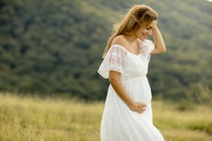 Giovane donna incinta che si rilassa fuori in natura immagine stock libera da diritti Giovane donna incinta che si rilassa fuori in natura immagine stock libera da diritti