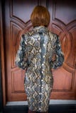 Giovane donna, mantello di lusso del capo del pitone dello snakeskin di modo Cappotto fatto a mano dello snakeskin immagini stock Giovane donna, mantello di lusso del capo del pitone dello snakeskin di modo Cappotto fatto a mano dello snakeskin immagini stock