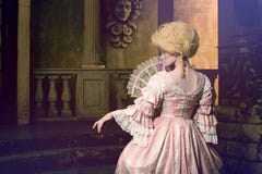 Giovane donna nell'immagine del XVIII secolo che posa nell'esterno dell'annata Fotografia Stock Libera da Diritti Giovane donna nell'immagine del XVIII secolo che posa nell'esterno dell'annata Fotografia Stock Libera da Diritti
