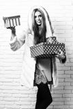 Giovane donna o ragazza graziosa alla moda con bei capelli biondi lunghi in cappotto della vita di pelliccia bianca con il cappuc fotografia stock libera da diritti Giovane donna o ragazza graziosa alla moda con bei capelli biondi lunghi in cappotto della vita di pelliccia bianca con il cappuc fotografia stock libera da diritti