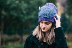 Giovane donna premurosa in cappuccio blu viola di lana Fotografie Stock Libere da Diritti Giovane donna premurosa in cappuccio blu viola di lana Fotografie Stock Libere da Diritti