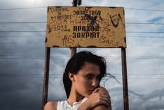 Giovane donna sollecitata premurosa con un disordine in sua testa fotografie stock libere da diritti Giovane donna sollecitata premurosa con un disordine in sua testa fotografie stock libere da diritti
