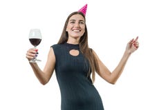 Giovane donna sorridente felice con un vetro di vino rosso, in cappelli del partito, vestito da cocktail nero Sulla ragazza isola fotografia stock libera da diritti Giovane donna sorridente felice con un vetro di vino rosso, in cappelli del partito, vestito da cocktail nero Sulla ragazza isola fotografia stock libera da diritti