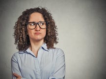 Giovane donna sospettosa dispiaciuta con i vetri immagine stock libera da diritti Giovane donna sospettosa dispiaciuta con i vetri immagine stock libera da diritti