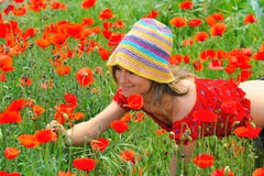 Giovane donna sul campo con i papaveri immagine stock libera da diritti Giovane donna sul campo con i papaveri immagine stock libera da diritti