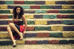 Giovane donna sulle scale immagine stock Giovane donna sulle scale immagine stock