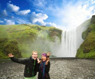 Giovane e donna emozionanti davanti alla cascata Immagini Stock Libere da Diritti Giovane e donna emozionanti davanti alla cascata Immagini Stock Libere da Diritti