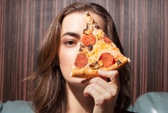 Giovane femmina splendida con pizza immagini stock libere da diritti Giovane femmina splendida con pizza immagini stock libere da diritti