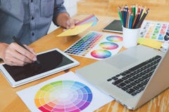 Giovane grafico creativo che lavora ai campioni architettonici del disegno e di colore di progetto, coloritura di selezione sul g fotografia stock libera da diritti Giovane grafico creativo che lavora ai campioni architettonici del disegno e di colore di progetto, coloritura di selezione sul g fotografia stock libera da diritti