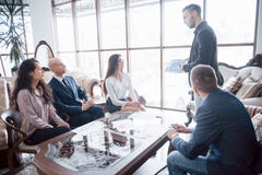 Giovane gruppo dei colleghe che fanno grande discussione di affari in ufficio coworking moderno Concetto della gente di lavoro di fotografia stock Giovane gruppo dei colleghe che fanno grande discussione di affari in ufficio coworking moderno Concetto della gente di lavoro di fotografia stock