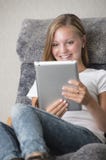Giovane lettura della femmina adulta su un pc del ridurre in pani fotografie stock Giovane lettura della femmina adulta su un pc del ridurre in pani fotografie stock