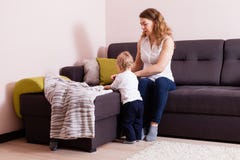 Giovane madre e suo il bambino che si interagiscono fotografie stock libere da diritti Giovane madre e suo il bambino che si interagiscono fotografie stock libere da diritti
