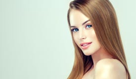 Giovane modello grazioso con l'acconciatura diritta e sciolta sulla testa Lavoro di parrucchiere, cosmetologia e tecnologie di be fotografie stock libere da diritti Giovane modello grazioso con l'acconciatura diritta e sciolta sulla testa Lavoro di parrucchiere, cosmetologia e tecnologie di be fotografie stock libere da diritti