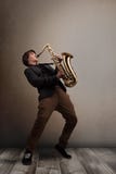 Giovane musicista che gioca sul sassofono immagine stock libera da diritti Giovane musicista che gioca sul sassofono immagine stock libera da diritti