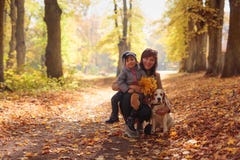 Giovane nonna felice con la nipote ed il cane fotografia stock libera da diritti Giovane nonna felice con la nipote ed il cane fotografia stock libera da diritti