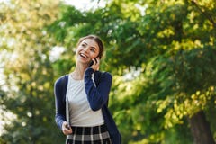 Giovane ragazza allegra della scuola che cammina all'aperto fotografie stock libere da diritti Giovane ragazza allegra della scuola che cammina all'aperto fotografie stock libere da diritti