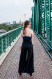 Giovane ragazza asiatica sul ponte fotografie stock libere da diritti Giovane ragazza asiatica sul ponte fotografie stock libere da diritti