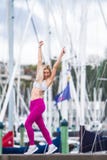 Giovane ragazza bionda felice che fa sport nella città immagine stock Giovane ragazza bionda felice che fa sport nella città immagine stock