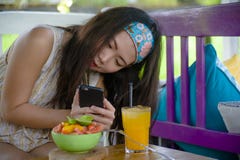 Giovane ragazza coreana asiatica del nomade felice ed abbastanza digitale che prende immagine di macedonia con la rete del telefo immagini stock libere da diritti Giovane ragazza coreana asiatica del nomade felice ed abbastanza digitale che prende immagine di macedonia con la rete del telefo immagini stock libere da diritti