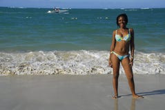 Giovane ragazza dell'afroamericano sulla spiaggia caraibica immagini stock Giovane ragazza dell'afroamericano sulla spiaggia caraibica immagini stock