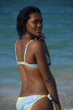 Giovane ragazza dell'afroamericano sulla spiaggia caraibica fotografia stock Giovane ragazza dell'afroamericano sulla spiaggia caraibica fotografia stock