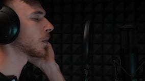 Giovane ragazzo bello che canta canzone di amore romantica Il cantante maschio sta registrando la canzone emozionale Il tipo attr archivi video Giovane ragazzo bello che canta canzone di amore romantica Il cantante maschio sta registrando la canzone emozionale Il tipo attr archivi video
