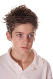 Giovane ragazzo che dà sguardo serio fotografia stock Giovane ragazzo che dà sguardo serio fotografia stock