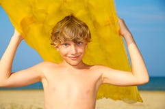 Giovane ragazzo con il materasso sulla spiaggia di estate fotografia stock libera da diritti Giovane ragazzo con il materasso sulla spiaggia di estate fotografia stock libera da diritti