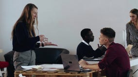 Giovane responsabile maschio di motivazione biondo felice della donna di affari del capo alla tavola moderna dell'ufficio, lavora stock footage Giovane responsabile maschio di motivazione biondo felice della donna di affari del capo alla tavola moderna dell'ufficio, lavora stock footage