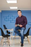 Giovane ritratto dell'uomo di giovane impresa all'ufficio moderno Fotografie Stock Giovane ritratto dell'uomo di giovane impresa all'ufficio moderno Fotografie Stock