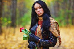 Giovane ritratto della donna del brunette immagine stock libera da diritti Giovane ritratto della donna del brunette immagine stock libera da diritti