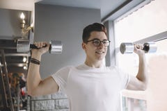 Giovane sportivo che fa allenamento con la testa di legno immagini stock Giovane sportivo che fa allenamento con la testa di legno immagini stock