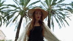 Giovane turista sorridente grazioso della donna che cammina e che gode del giorno di estate soleggiato video d archivio Giovane turista sorridente grazioso della donna che cammina e che gode del giorno di estate soleggiato video d archivio