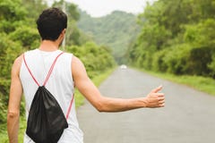 Giovane turista sui voti hitckhiking della donna della strada sulla strada Bella ragazza sulla strada Un uomo va sulla vacanza, f fotografia stock libera da diritti Giovane turista sui voti hitckhiking della donna della strada sulla strada Bella ragazza sulla strada Un uomo va sulla vacanza, f fotografia stock libera da diritti